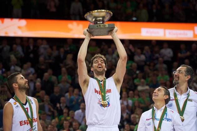 EuroBasket 2022, Historie, Die besten Spieler Europas Basketball, Herren, EUROBASKET EM, Litauen, Finale, Spanien vs, Frankreich, Siegerehrung, Sieger, Jubel , Europameister Spanien - Pau Gasol mit dem Pokal, daneben Juan Carlos Navarro und Trainer Sergio Scariolo (2.v.re.)