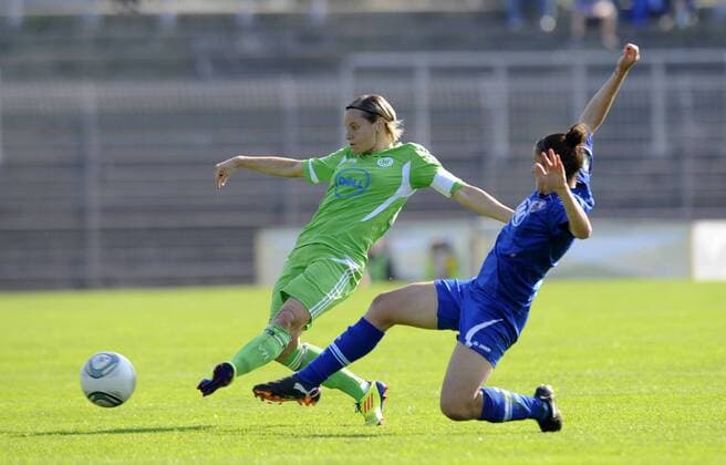 Martina Müller (li., VfL) und Anja Mittag (re., Pot), VfL Wolfsburg - 1.FFC Turbine Potsdam, Fußball, Frauen, Bundesliga, Saison 2011 2012, Wolfsburg, 25.09.2011,
