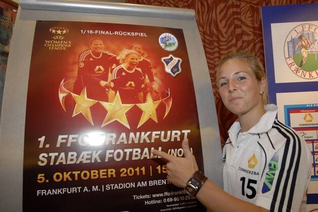 2011 2012, Pressekonferenz im Relaxa Hotel Frankfurt - 1. FFC Frankfurt vs. Stabaek FK in der UEFA Women s Champions League (UWCL) - Einzelbild, gut gelaunt Svenja Huth (FFC Frankfurt)