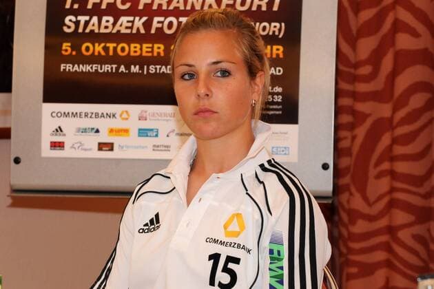 2011 2012, Pressekonferenz im Relaxa Hotel Frankfurt - 1. FFC Frankfurt in der UEFA Women s Champions League (UWCL) - Portrait Svenja Huth (FFC Frankfurt) selbsbewußt