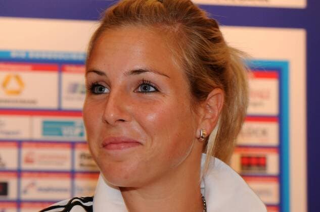 2011 2012, Pressekonferenz im Relaxa Hotel Frankfurt - 1. FFC Frankfurt in der UEFA Women s Champions League (UWCL) - Portrait Svenja Huth (FFC Frankfurt) gut gelaunt