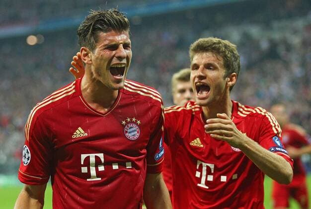 Mario Gomez ( Bayern 33 ) jubelt nach dem Tor zum 1-0 mit Thomas Müller Mueller (Bayern 25) Jubel, Freude, Emotionen, Feiern, Lachen, jubelt, freuen FC BAYERN MÜNCHEN - MANCHESTER CITY Fussball UEFA Champions League, Gruppenphase, München, 27.09.2011 CL Saison 201 2012, FCB, MC