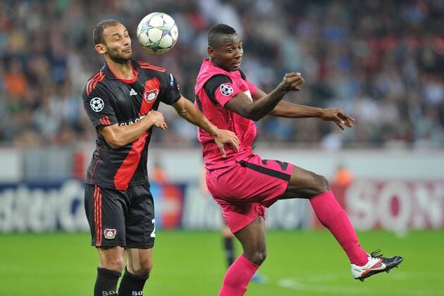 Fußball Champions League Bayer Leverkusen - KRC Genk am 28.09.2011 in der BayArena in Leverkusen Ömer Toprak ( Leverkusen ), links - Kennedy Nwanganga ( Genk ), rechts