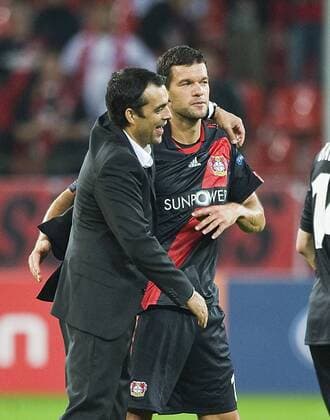 Schlussjubel, Michael BALLACK r. wird von Trainer Robin DUTT (LEV) umarmt, Fussball Champions League, Vorrunde 2. Spieltag, Bayer 04 Leverkusen (LEV) - KRC Genk, am 28.09.2011 in Leverkusen Deutschland