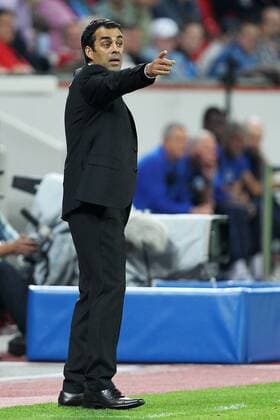Fußball Champions League Bayer Leverkusen - KRC Genk am 28.09.2011 in der BayArena in Leverkusen Trainer Robin Dutt ( Leverkusen ) gibt Anweisungen