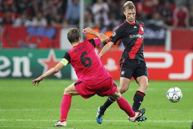 Fußball Champions League Bayer Leverkusen - KRC Genk am 28.09.2011 in der BayArena in Leverkusen David Hubert ( Genk ), links - Simon Rolfes ( Leverkusen ), rechts