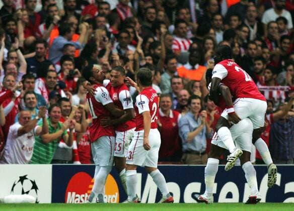 Arsenal s Alex Oxlade-Chamberlain celebrates scoring the opening goal - UEFA Champions League - Group F - Arsenal FC London v Olympiakos Piräus - - Wed 28 Sep 2011 - Emirates Stadium - London - ZEM77_Arsenal_v_Olympiacos