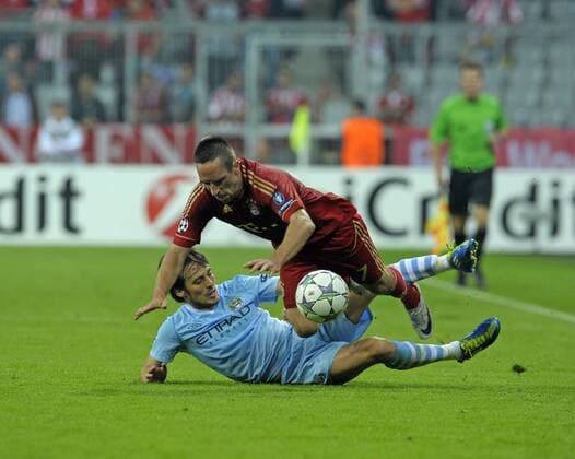 27.09.2011, Fussball UEFA-Champions-League, Vorrunde 2.Spieltag: FC Bayern München - Manchester City, in der Münchner Allianz-Arena. v.li: David Silva (Manchester City) gegen Franck Ribery (München).