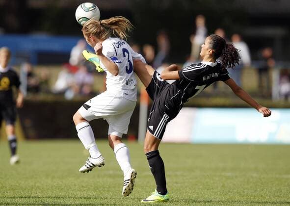 Fussball, UEFA Women s Champions League, Sechzehntelfinale, Rückspiel, 1. FFC Frankfurt (GER) vs. Stabaek FK Fotball (NOR), Fatmire Bajramaj (1. FFC Frankfurt, R), Line Hauge (Stabaek FK Fotball, L)
