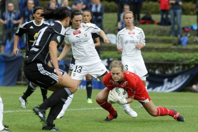 05.10.2011, Frauenfußball, Rückspiel der UEFA Women s Champions League 1. FFC Frankfurt gegen Stabaek Fotball (Norwegen). Torfrau Ingrid Hjelmseth klärt vor Jessica Landström (1. FFC Frankfurt).