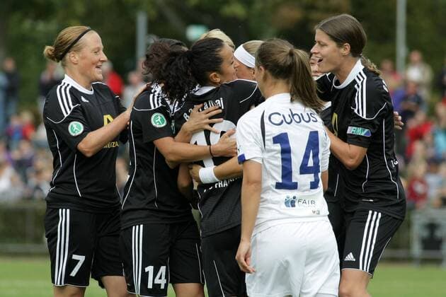 05.10.2011, Frauenfußball, Rückspiel der UEFA Women s Champions League 1. FFC Frankfurt gegen Stabaek Fotball (Norwegen). Jubel nach 1:0 durch Saskia Bartusiak (1. FFC Frankfurt).