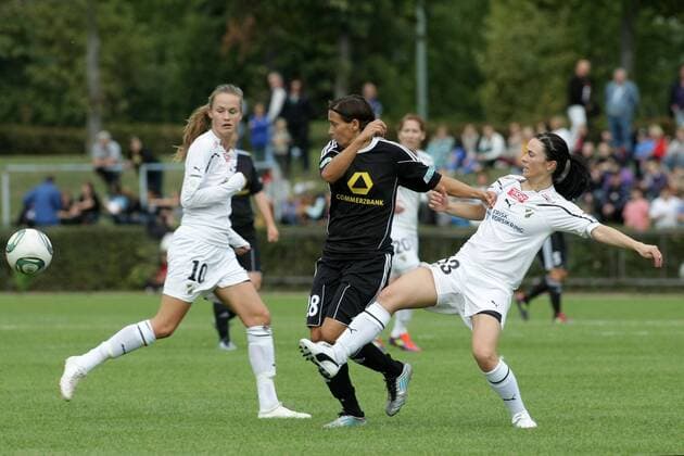 05.10.2011, Frauenfußball, Rückspiel der UEFA Women s Champions League 1. FFC Frankfurt gegen Stabaek Fotball (Norwegen). Sandra Smisek (1. FFC Frankfurt, M), Kristy Moore.
