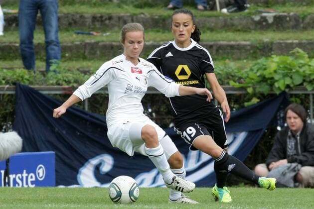 05.10.2011, Frauenfußball, Rückspiel der UEFA Women s Champions League 1. FFC Frankfurt gegen Stabaek Fotball (Norwegen). Line Hauge vor Fatmire Lira Bajramaj (1. FFC Frankfurt).