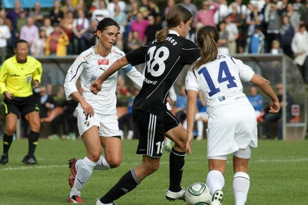 05.10.2011, Frauenfußball, Rückspiel der UEFA Women s Champions League 1. FFC Frankfurt gegen Stabaek Fotball (Norwegen). Kerstin Garefrekes (1. FFC Frankfurt) zwischen Katrine Pedersen (links) und Ingrid Bakke.