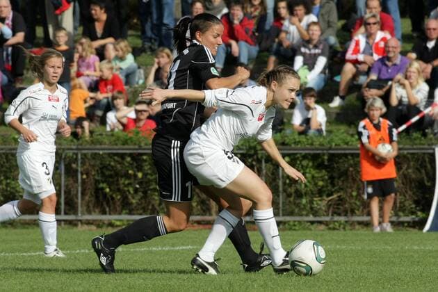 05.10.2011, Frauenfußball, Rückspiel der UEFA Women s Champions League 1. FFC Frankfurt gegen Stabaek Fotball (Norwegen). Jessica Landström (1. FFC Frankfurt, L), Toril Hetland Akerhaugen.