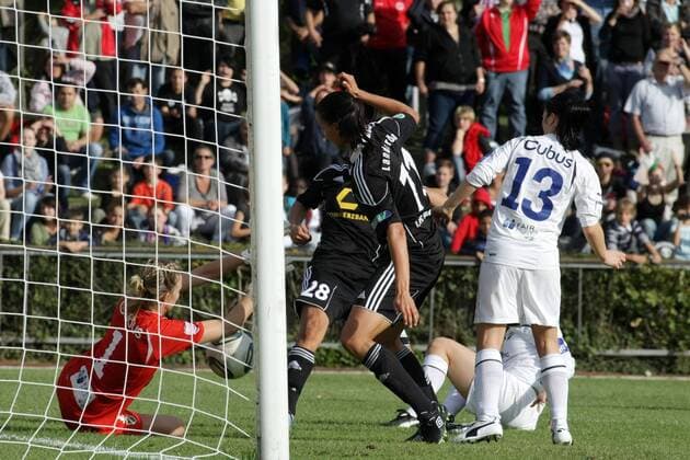 05.10.2011, Frauenfußball, Rückspiel der UEFA Women s Champions League 1. FFC Frankfurt gegen Stabaek Fotball (Norwegen). Torfrau Ingrid Hjelmseth klärt vor Jessica Landström (1. FFC Frankfurt).