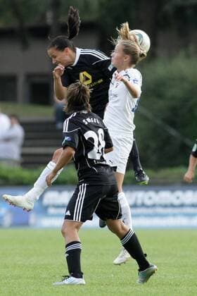 05.10.2011, Frauenfußball, Rückspiel der UEFA Women s Champions League 1. FFC Frankfurt gegen Stabaek Fotball (Norwegen). Jessica Landström (1. FFC Frankfurt, L), Caroline Graham Hansen.