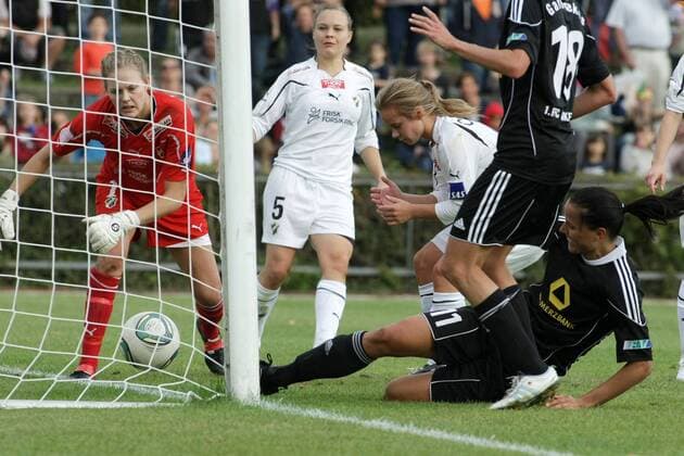 05.10.2011, Frauenfußball, Rückspiel der UEFA Women s Champions League 1. FFC Frankfurt gegen Stabaek Fotball (Norwegen). 3:0 durch Jessica Landström (1. FFC Frankfurt).