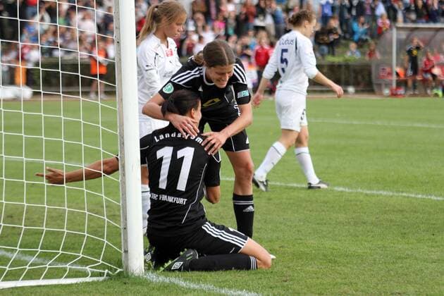 5.10.2011, FFC-Frankfurt, Saison 2011 2012, CHAMPIONS-LEAGUE in Frankfurt 1 16-FINAL-Rückspiel 1. FFC Frankfurt GEGEN STABÄK FOTBALL Aktion, Jessica Landström (FFC Frankfurt) trifft zum 3:0 Torjubel bei Kerstin Garefrekes
