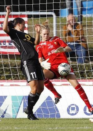 Fussball, UEFA Women s Champions League, Sechzehntelfinale, Rückspiel, 1. FFC Frankfurt (GER) vs. Stabaek FK Fotball (NOR), Jessica Landström (1. FFC Frankfurt, L), Ingrid Hjelmseth (Stabaek FK Fotball, R)