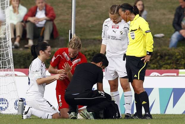 Fussball, UEFA Women s Champions League, Sechzehntelfinale, Rückspiel, 1. FFC Frankfurt (GER) vs. Stabaek FK Fotball (NOR), Ingrid Hjelmseth (Stabaek FK Fotball, R) wird von Siri Nordeide Gronli (Stabaek FK Fotball, L) ab dem Spielfeld behandelt.