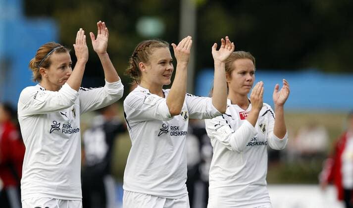 Fussball, UEFA Women s Champions League, Sechzehntelfinale, Rückspiel, 1. FFC Frankfurt (GER) vs. Stabaek FK Fotball (NOR), Kristy Moore (Stabaek FK Fotball, L), Toril Akerhaugen (Stabaek FK Fotball, M), Line Hauge (Stabaek FK Fotball, R) bedanken sich bei den Fans nach Spielende.