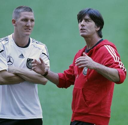Fussball, Herren, UEFA, EM Qualifikationsspiel, Türkei vs Deutschland, 06.10.2011, Istanbul, Training, Bastian Schweinsteiger, Joachim Löw,