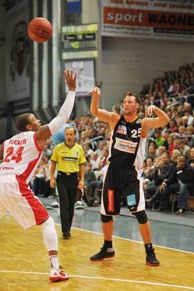 Steven Michael Esterkamp (Ulm rechts) spielt einen Pass über P.J. Tucker (Brose Baskets Bamberg links) hinweg. Action Aktion Saison 2011 12, 2011, Basketball, Brose Baskets, Bamberg, Bundesliga, 1. Liga, ratiopharm Ulm, BBL, DBB, Stechert-Arena, 3. Spieltag, 12.11.2011
