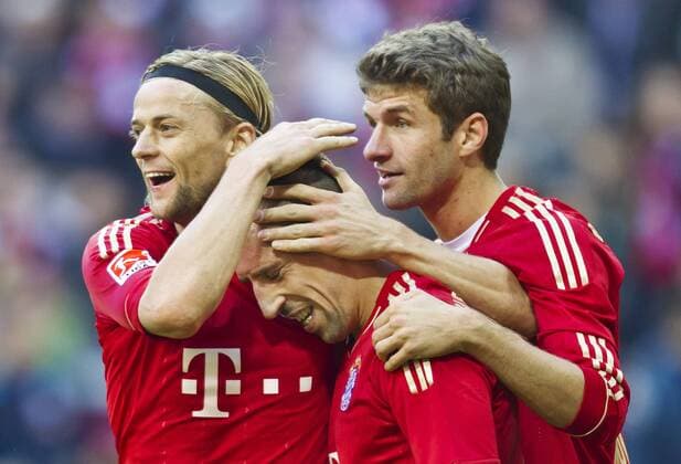 Frank Ribery (Bayern 7) jubelt nach dem Tor zum 2-0 mit Anatoliy Tymoshchuk, FCB 44, Thomas Müller Mueller (Bayern 25) , Jubel, Freude, Emotionen, Feiern, Lachen, jubelt, freuen , umarmung Fussball 1. Bundesliga , München , am 15.10.2011 FC BAYERN MÜNCHEN - HERTHA BSC BERLIN (4 -0 ) 09.Spieltag,09.Spieltag09, Saison 2011 2012, Saison1112 , Liga01, 1.Liga, 1.Bundesliga, FCB, München,