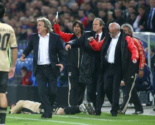 18.10.2011 Fussball Herren UEFA Champions League Saison 2011 2012 Stadion St.Jakob. FC Basel - Benfica Lissabon.0:2 Bild zeigt Coach Jorge Jesus li. ( Benfica Lissabon) Aktion Zweikampf