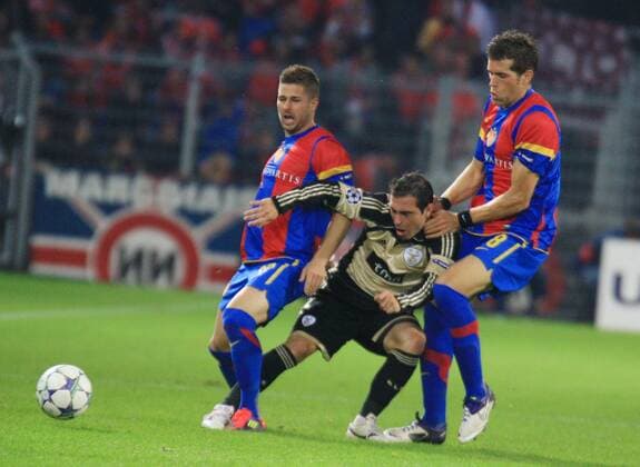 18.10.2011 Fussball Herren UEFA Champions League Saison 2011 2012 Stadion St.Jakob. FC Basel - Benfica Lissabon.0:2 Bild zeigt Markus Steinhöfer li. und Benjamin Huggel beide (FC Basel) gegen Javier Saviola Benfica Lissabon) Aktion Dreikampf
