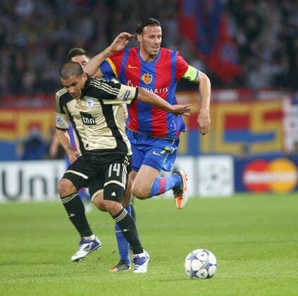 18.10.2011 Fussball Herren UEFA Champions League Saison 2011 2012 Stadion St.Jakob. FC Basel - Benfica Lissabon.0:2 Bild zeigt Maxi Pereira ( Benfica Lissabon) li.. gegen Marco Streller ( FC Basel) Aktion Zweikampf