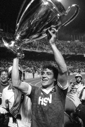 Felix MAGATH (HH), jubelt mit dem Europapokal, der Trophäe, auf der Ehrenrunde; Siegerehrung, Jubel, Freude, Sieger, Triumphator; Fussball Europapokal der Landesmeister, Finale, Hamburger SV (HH) - Juventus Turin (Juve) 1:0, am 25.05.1983 in Athen, SW-Aufnahme, Schwarzweissaufnahme