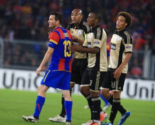 18.10.2011 Fussball Herren UEFA Champions League Saison 2011 2012 Stadion St.Jakob. FC Basel - Benfica Lissabon.0:2 Bild zeigt Alexander Frei (FC Basel ) wird bedrängt von Luisao Emerson und Axel Witsel alle Benfica Lissabon) Aktion