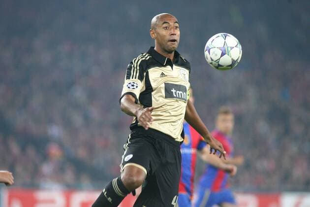 18.10.2011 Fussball Herren UEFA Champions League Saison 2011 2012 Stadion St.Jakob. FC Basel - Benfica Lissabon.0:2 Bild zeigt Luisao ( Benfica Lissabon) Aktion Einzelbild Freisteller