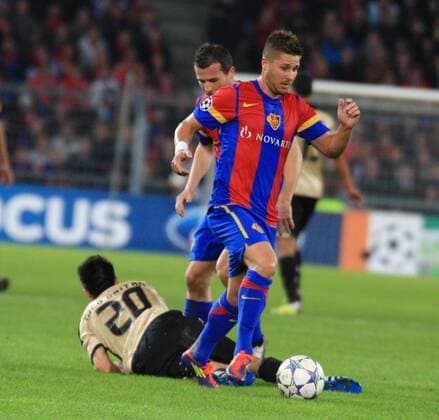 18.10.2011 Fussball Herren UEFA Champions League Saison 2011 2012 Stadion St.Jakob. FC Basel - Benfica Lissabon.0:2 Bild zeigt Markus Steinhöfer (FC Basel) .gegen Nicolas Gaitan ( Benfica Lissabon) am Aktion Zweikampf Boden