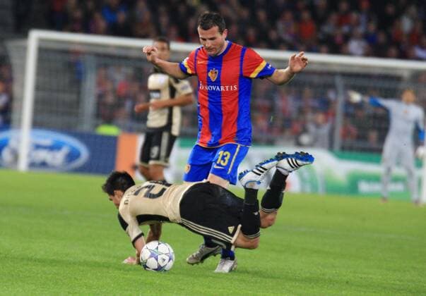 18.10.2011 Fussball Herren UEFA Champions League Saison 2011 2012 Stadion St.Jakob. FC Basel - Benfica Lissabon.0:2 Bild zeigt Alexander Frei ( FC Basel) gegen Nicolas Gaitan Aktion Zweikampf Schwalbe