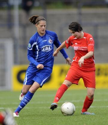 Inka Wesely (li., Pot) und Natalie Hezel (re., Sind), 1.FFC Turbine Potsdam - VfL Sindelfingen, Fußball, Frauen, DFB-Pokal, Saison 2011 2012, Potsdam, 30.10.2011,