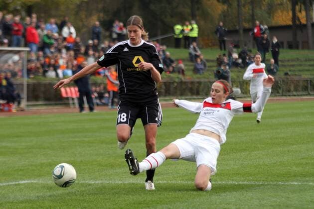2.11.2011, FFC-Frankfurt, Saison 2011 2012, CHAMPIONS-LEAGUE in Frankfurt 1 8-FINAL-Hinspiel 1. FFC Frankfurt GEGEN Paris Saint-Germain Aktion, Kerstin Garefrekes (FFC Frankfurt) von Sabrina Delannoy (Saint Germain) nicht zu stoppen