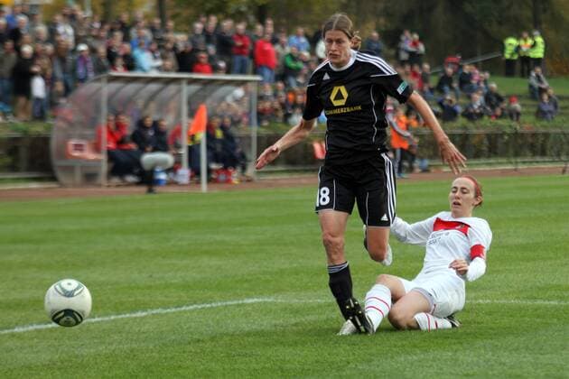 2.11.2011, FFC-Frankfurt, Saison 2011 2012, CHAMPIONS-LEAGUE in Frankfurt 1 8-FINAL-Hinspiel 1. FFC Frankfurt GEGEN Paris Saint-Germain Aktion, Kerstin Garefrekes (FFC Frankfurt) von Sabrina Delannoy (Saint Germain) nicht zu stoppen