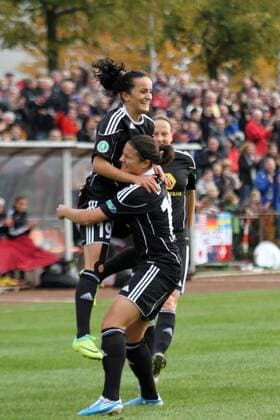 2.11.2011, FFC-Frankfurt, Saison 2011 2012, CHAMPIONS-LEAGUE in Frankfurt 1 8-FINAL-Hinspiel 1. FFC Frankfurt GEGEN Paris Saint-Germain Aktion, Torjubel bei der Torschützin zum 1:0 Fatmire Bajramaj (FFC Frankfurt) und Marozsan Dzenifer (FFC Frankfurt)