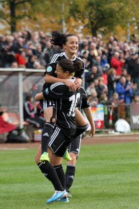 2.11.2011, FFC-Frankfurt, Saison 2011 2012, CHAMPIONS-LEAGUE in Frankfurt 1 8-FINAL-Hinspiel 1. FFC Frankfurt GEGEN Paris Saint-Germain Aktion, Torjubel bei der Torschützin zum 1:0 Fatmire Bajramaj (FFC Frankfurt) und Marozsan Dzenifer (FFC Frankfurt)