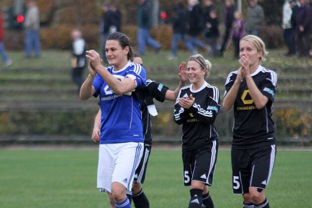 2.11.2011, FFC-Frankfurt, Saison 2011 2012, CHAMPIONS-LEAGUE in Frankfurt 1 8-FINAL-Hinspiel 1. FFC Frankfurt GEGEN Paris Saint-Germain Aktion, Schlussjubel Torwart Nadine Angerer (FFC Frankfurt)