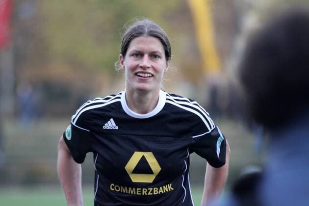 2.11.2011, FFC-Frankfurt, Saison 2011 2012, CHAMPIONS-LEAGUE in Frankfurt 1 8-FINAL-Hinspiel 1. FFC Frankfurt GEGEN Paris Saint-Germain Einzelbild strahlend Kerstin Garefrekes (FFC Frankfurt)