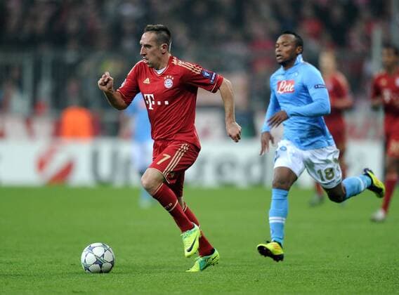 FUSSBALL CHAMPIONS LEAGUE SAISON 2011 2012 02.11.2011 FC Bayern München - SSC Neapel Franck Ribery (li, FC Bayern München) gegen Juan Zuniga (SSC Neapel)