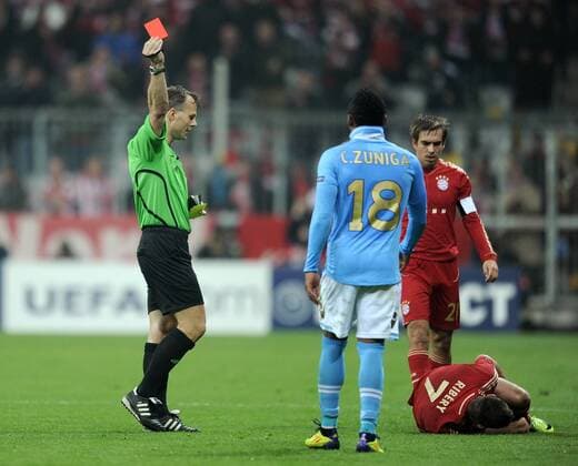 FUSSBALL CHAMPIONS LEAGUE SAISON 2011 2012 02.11.2011 FC Bayern München - SSC Neapel Juan Zuniga (SSC Neapel) bekommt die ROTE KARTE von Schiedsrichter Bjoern Kuipers