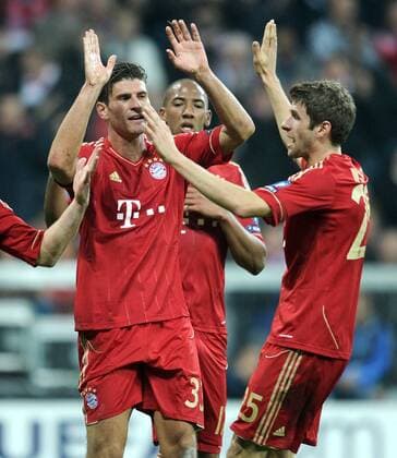 FUSSBALL CHAMPIONS LEAGUE SAISON 2011 2012 02.11.2011 FC Bayern München - SSC Neapel Jubel nach dem Tor Mario Gomez , Thomas Müller (v. li., FC Bayern München)