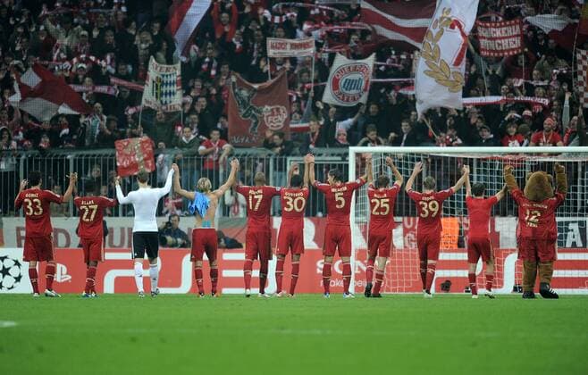 FUSSBALL CHAMPIONS LEAGUE SAISON 2011 2012 02.11.2011 FC Bayern München - SSC Neapel FC Bayern München Fankurve mit der Jubelnden Mannschaft davor