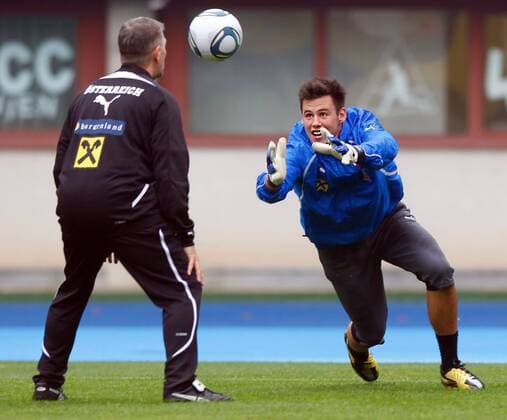 FUSSBALL - UKR vs AUT, Testspiel, Vorberichte, Training WIEN,AUSTRIA,09.NOV.11 - FUSSBALL - ÖFB, Länderspiel, Freundschaftsspiel, Ukraine vs Österreich, Vorberichte, Training Nationalteam AUT. Bild zeigt Fitnesstrainer Roger Spry und Heinz Lindner (AUT).