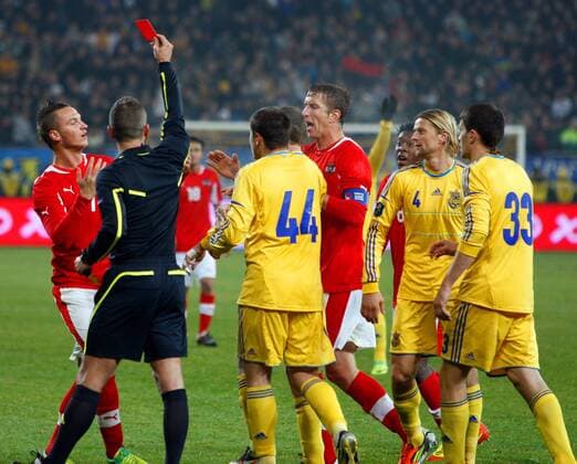 FUSSBALL UKR vs AUT, Testspiel LWIW ,15.NOV.11 FUSSBALL ÖFB, Länderspiel, Freundschaftsspiel, Ukraine vs Österreich. Bild zeigt Marko Arnautovic (AUT), Schiedsrichter Svein Oddvar Moen, Andriy Shevchenko, Yaroslav Rakytskiy (UKR), Marc Janko (AUT), Anatoliy Tymoschuk und Yevhen Selin (UKR). Keywords: Rote Karte.